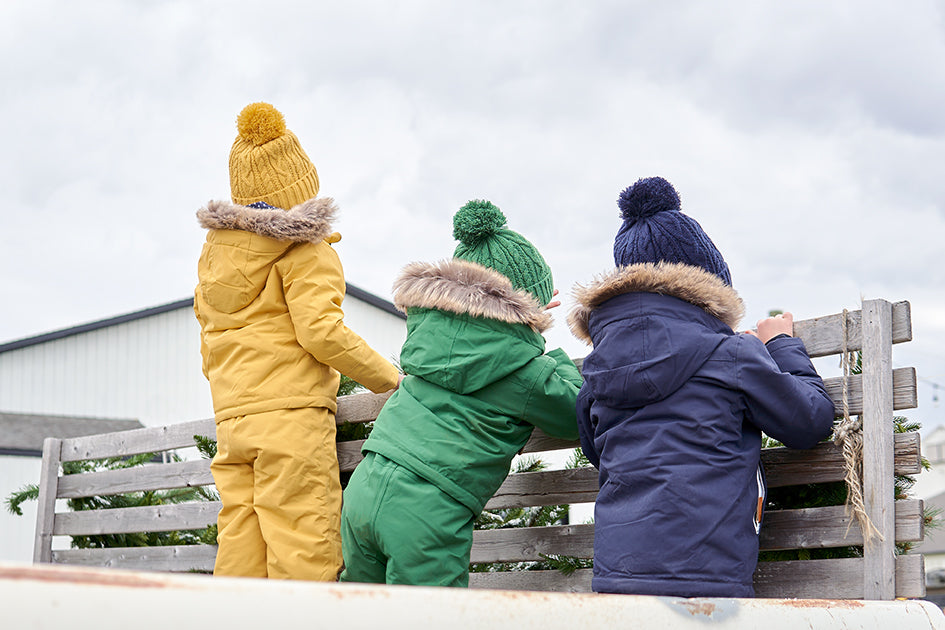 Classic Cable Knit Pom Pom Hat in Navy